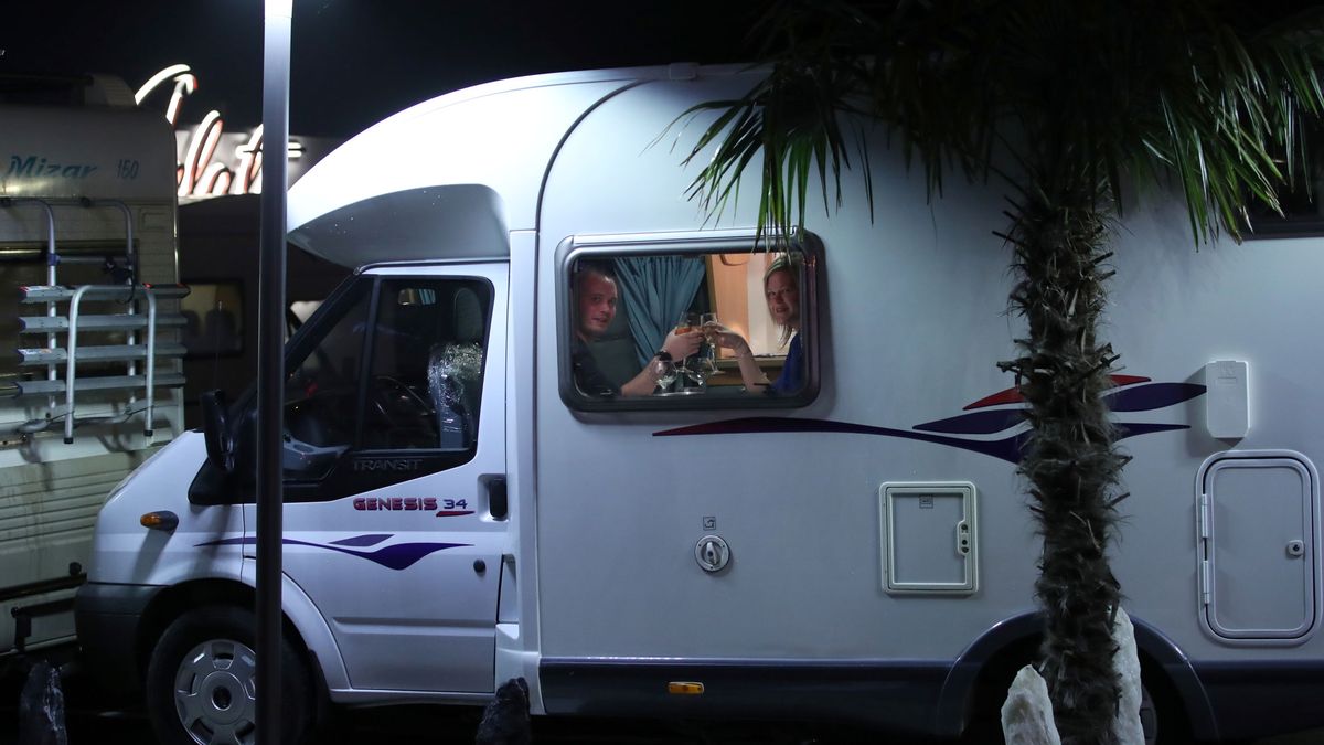 Las multas de la DGT por dormir en una caravana: sanciones y lugares no permitidos