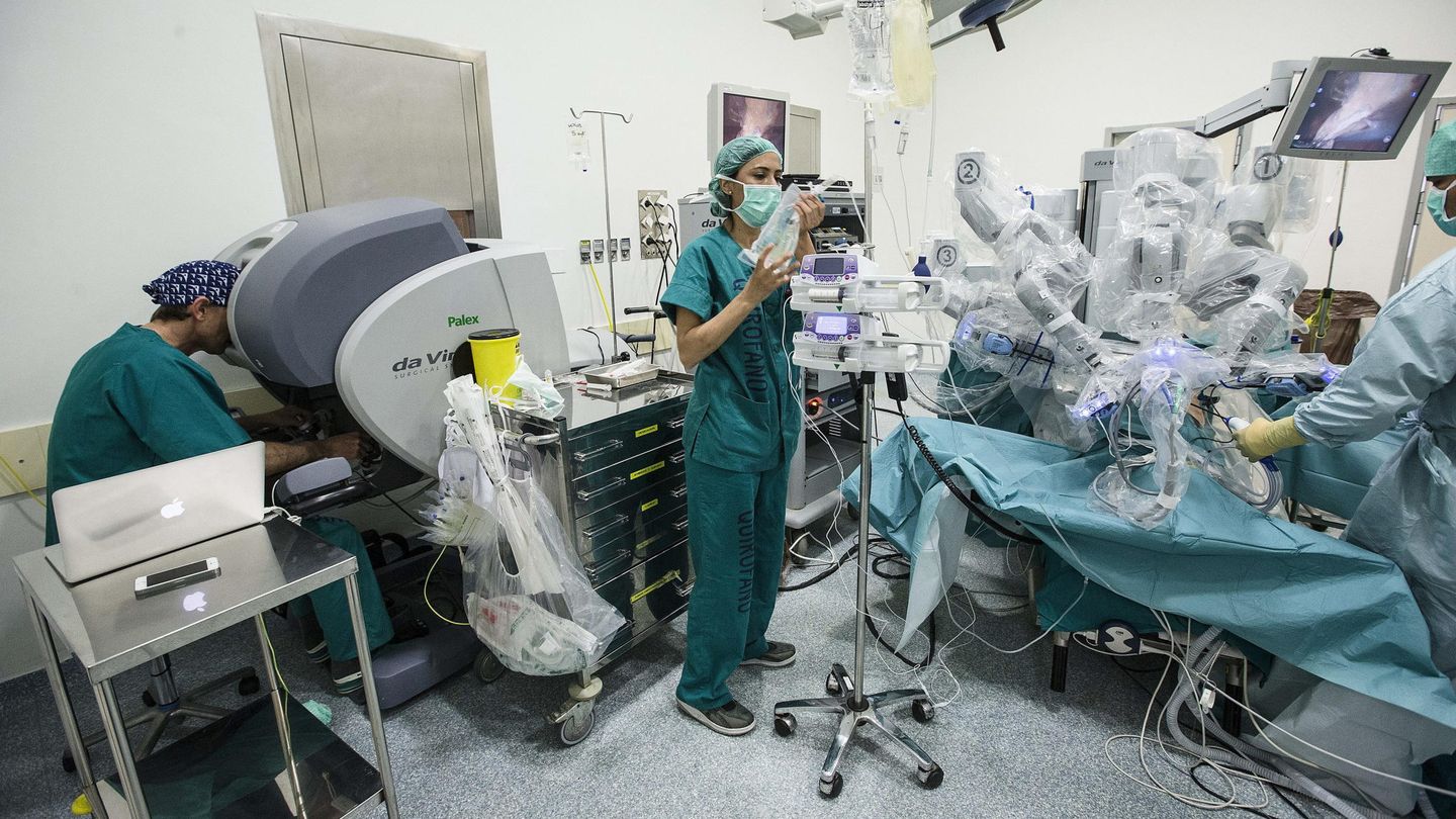Cirujanos del Hospital de Málaga interviniendo con asistencia robótica. (Efe/Jorge Zapata)