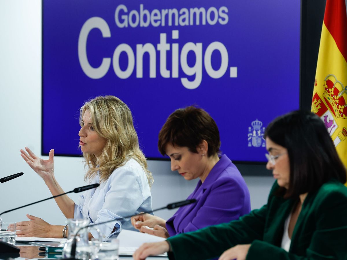 Foto: La vicepresidenta segunda, Yolanda Díaz, la portavoz del Gobierno, Isabel Rodríguez (c), y la ministra de Sanidad, Carolina Darias (d). (EFE/J.J. Guillén)