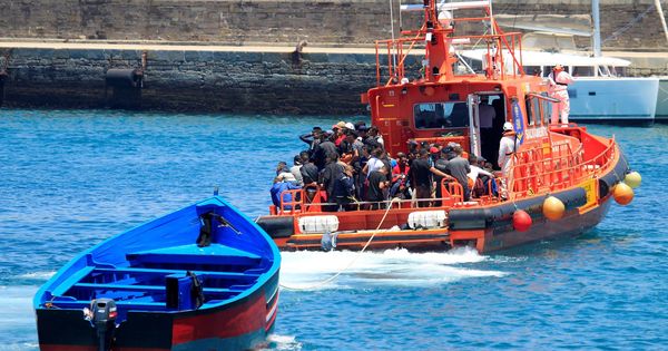 Foto: Salvamento Marítimo remolca una patera que transportaba 70 inmigrantes. (EFE)