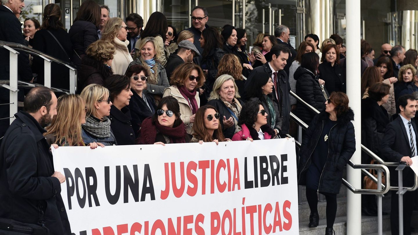 Vista de la concentración que los trabajadores de Justiciaen la sede de los juzgados de la Plaza de Castilla. (EFE)