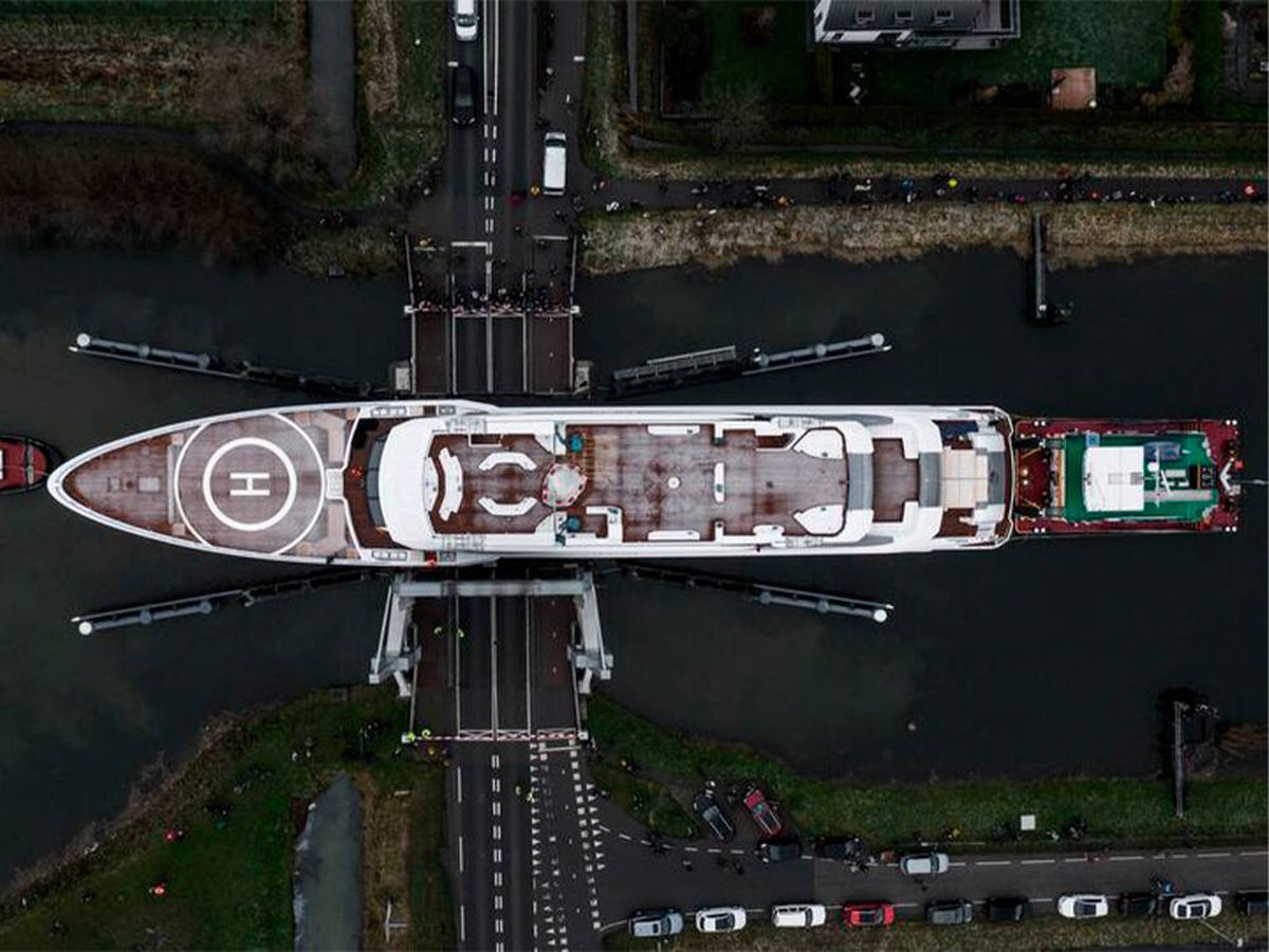 Foto: Las increíbles imágenes de un yate de 80 metros cruzando los canales de Países Bajos (Facebook: Heesen Yachts)