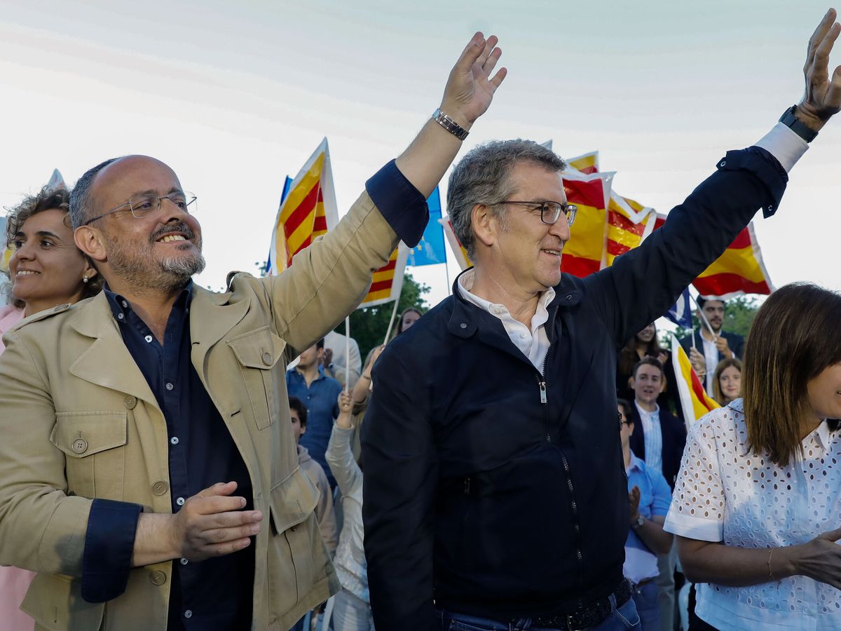 Foto: El líder del PP, Alberto Núñez Feijóo (d); junto al candidato del PP en Cataluña, Alejandro Fernández. (EFE/Andreu Dalmau)