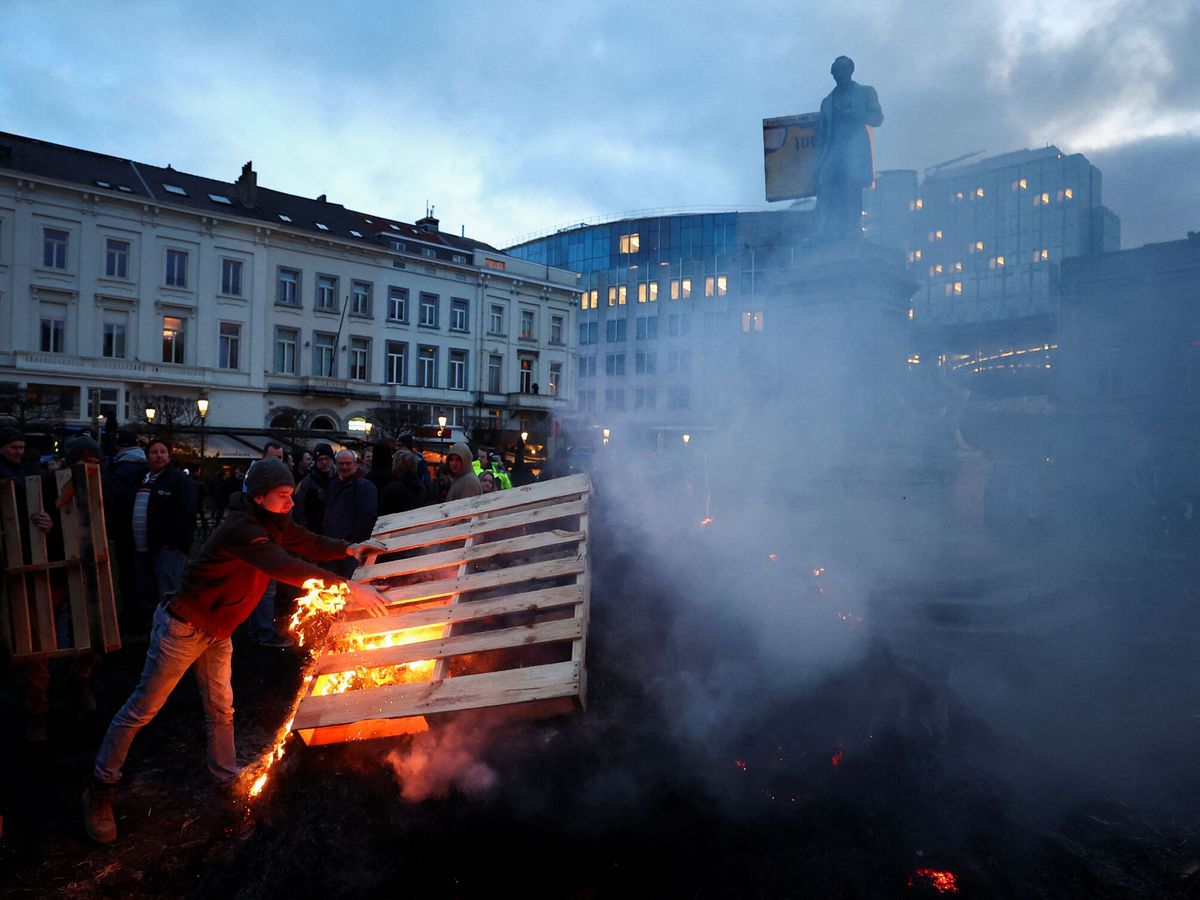 Foto: Agricultores belgas protestan por las presiones sobre los precios, los impuestos y la normativa ecológica en Bruselas, Bélgica. (Reuters/Yves Herman)