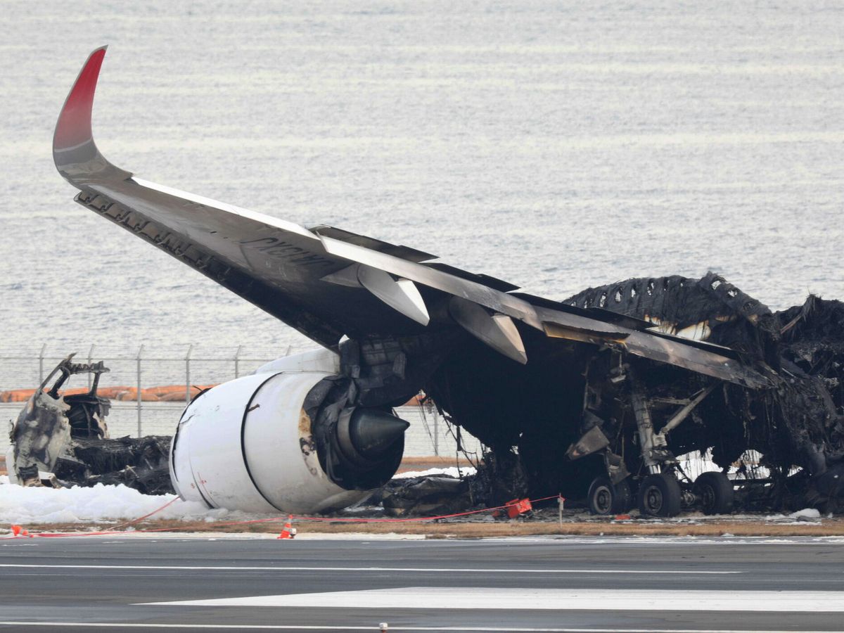 Foto: Los restos del avión tras el incidente en el aeropueto de Haneda de Tokio. (EFE)