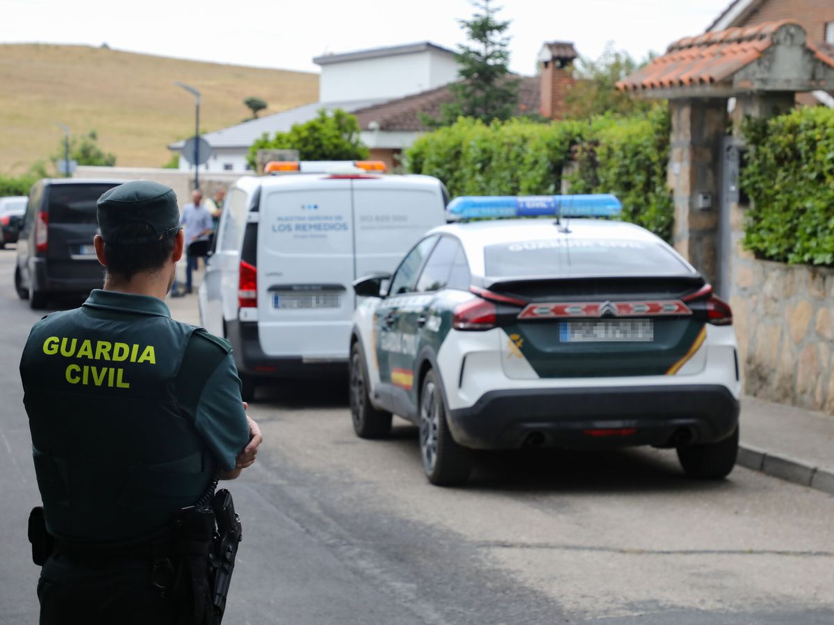 Foto: La Guardia Civil en el domicilio donde encontraron los cuerpos. (Europa Press/Rafael Bastante)