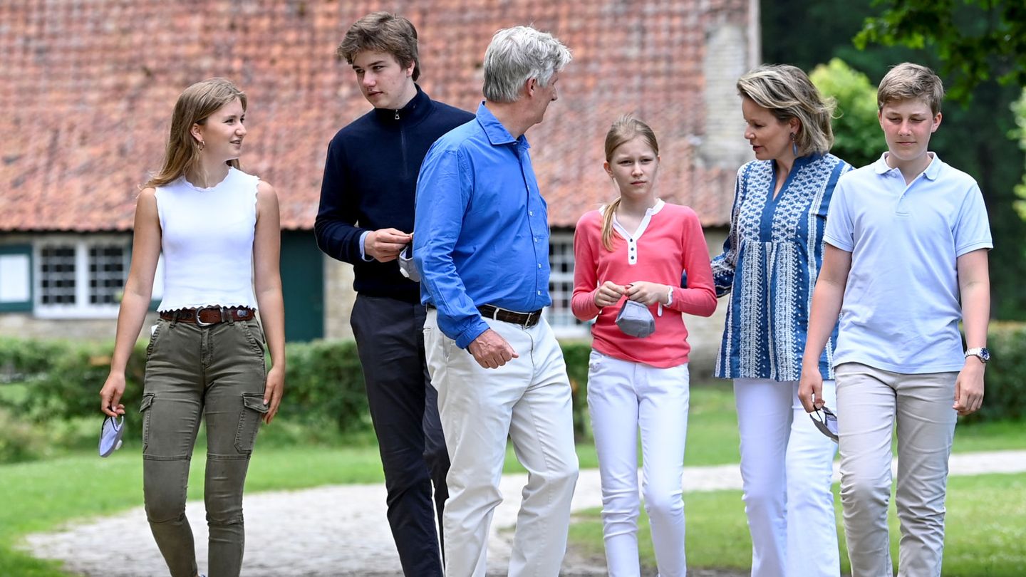Los reyes de Bélgica, con sus cuatro hijos. (Reuters/Pool/Dirk Waem Pool)