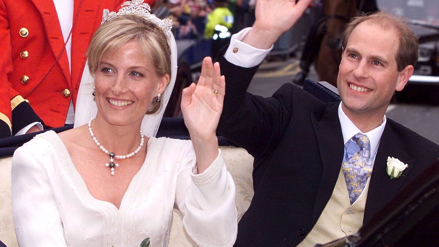 Sophie Rhys-Jones y el príncipe Eduardo, el día de su boda. (Cordon Press)
