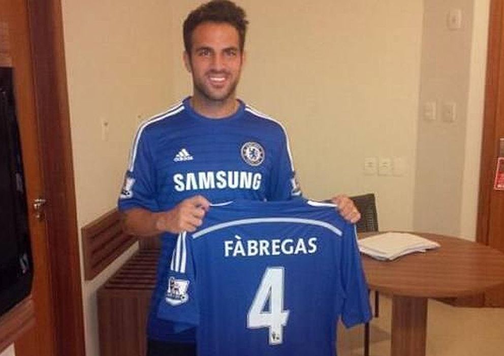 Foto: Cesc Fàbregas posa con la camiseta del Chelsea.