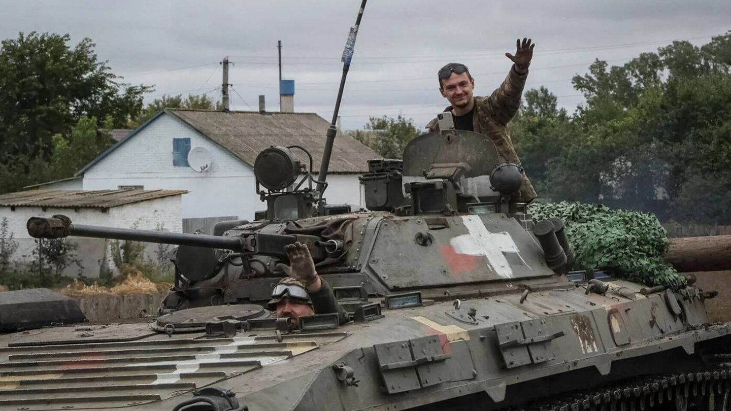Tropas ucranianas con un BMP-2 ruso capturado. (Reuters)