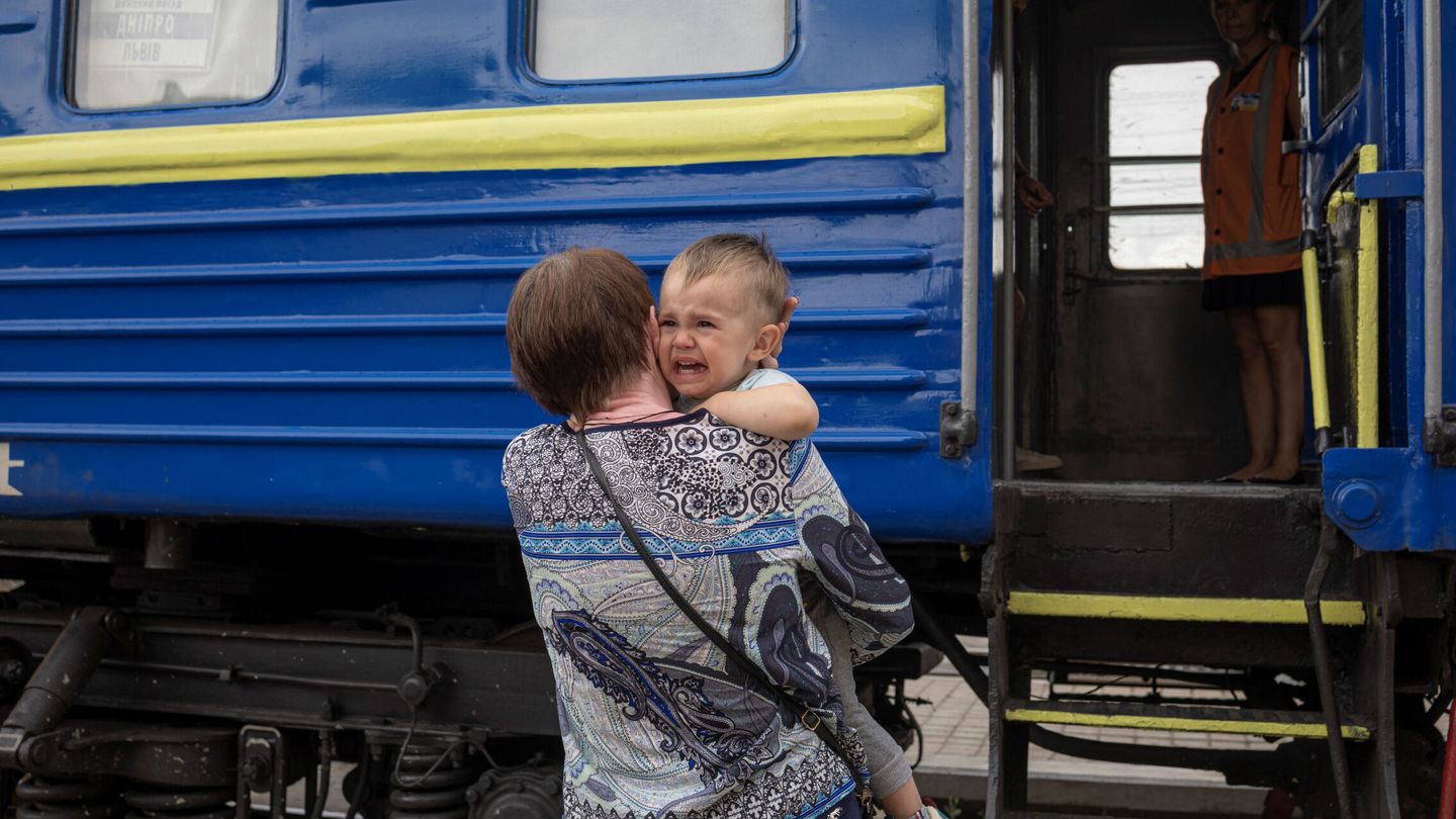 Un niño siendo evacuado de Dnipro. (Reuters/ Marko Djurica)