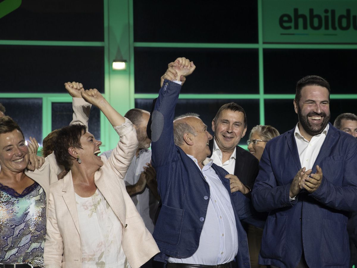 Foto: Bildu celebra los resultados del 23-J. (EFE/Javier Etxezarreta)