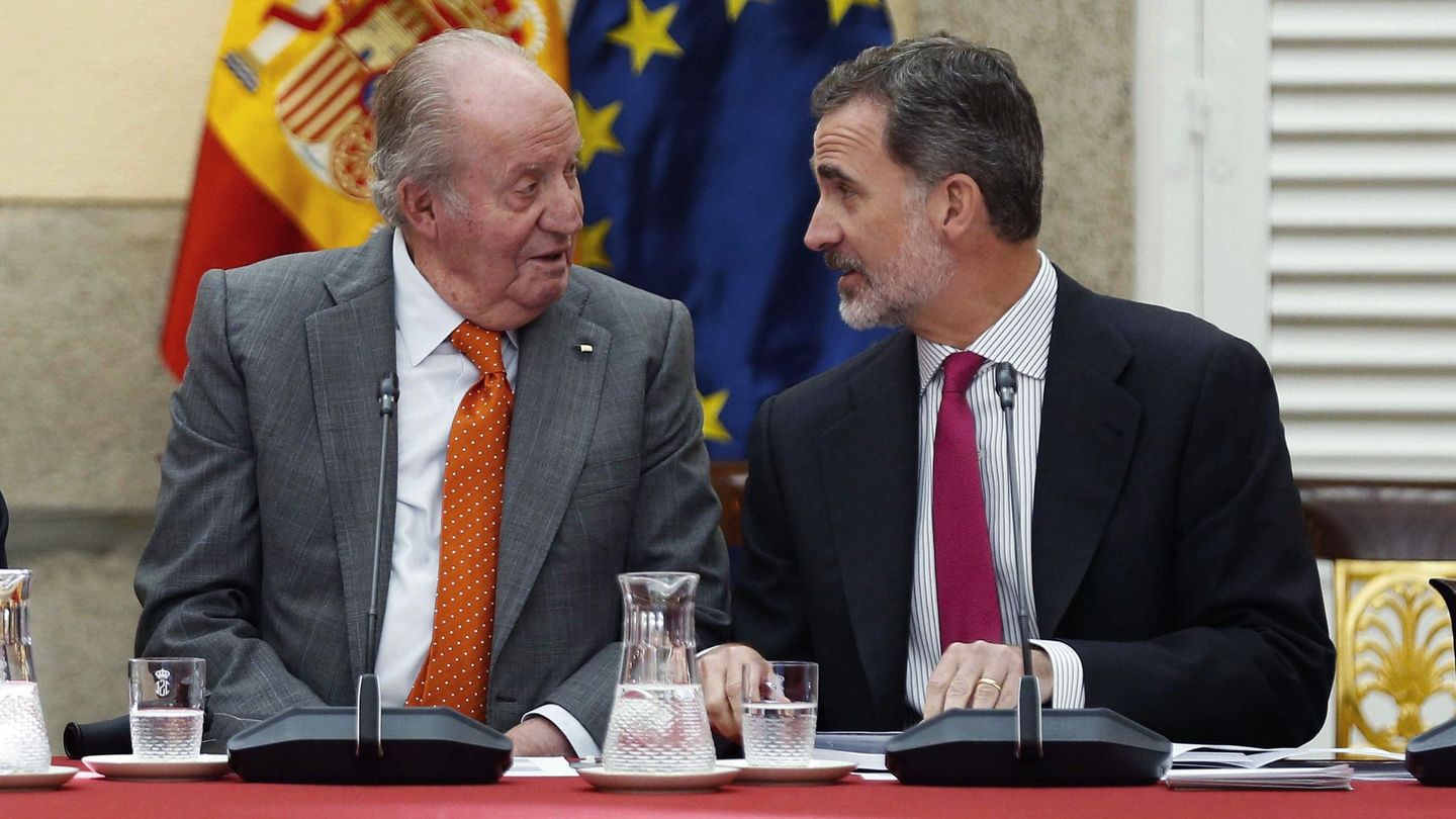 El Rey emérito y Felipe VI, durante una reunión del patronato de la Fundación Cotec el pasado año. (EFE)