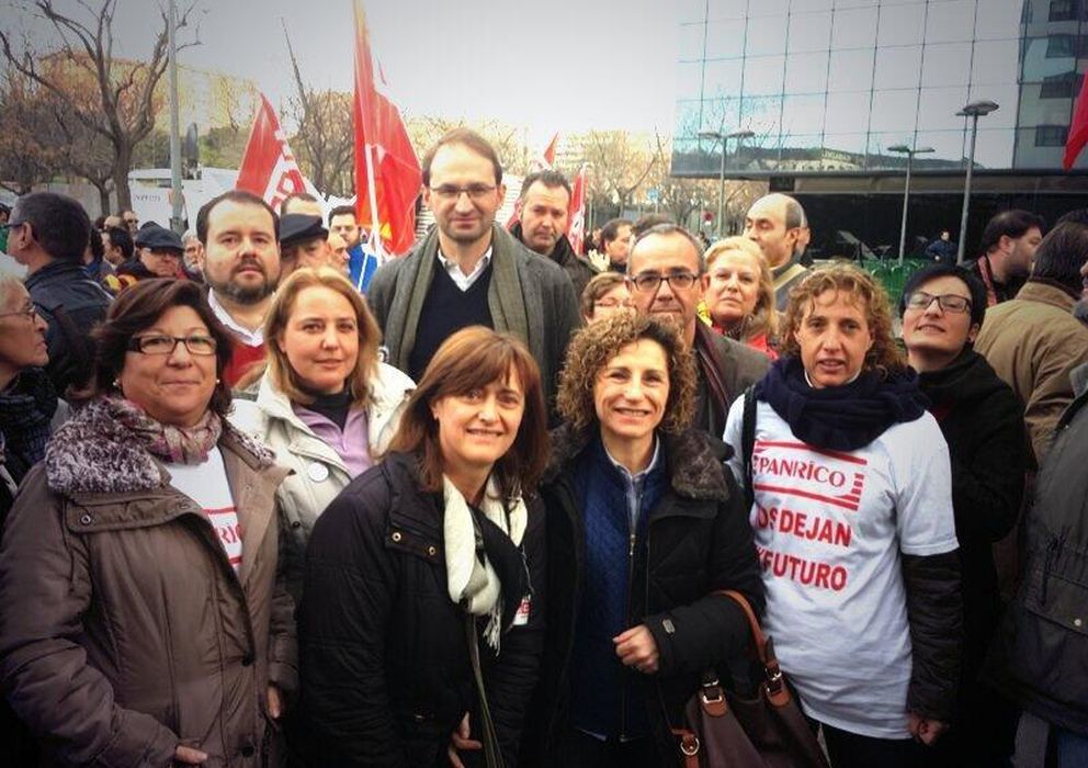Foto: Joan Herrera y Joan Coscubiela con los trabajadores de Panrico. (@PanricoBCN)