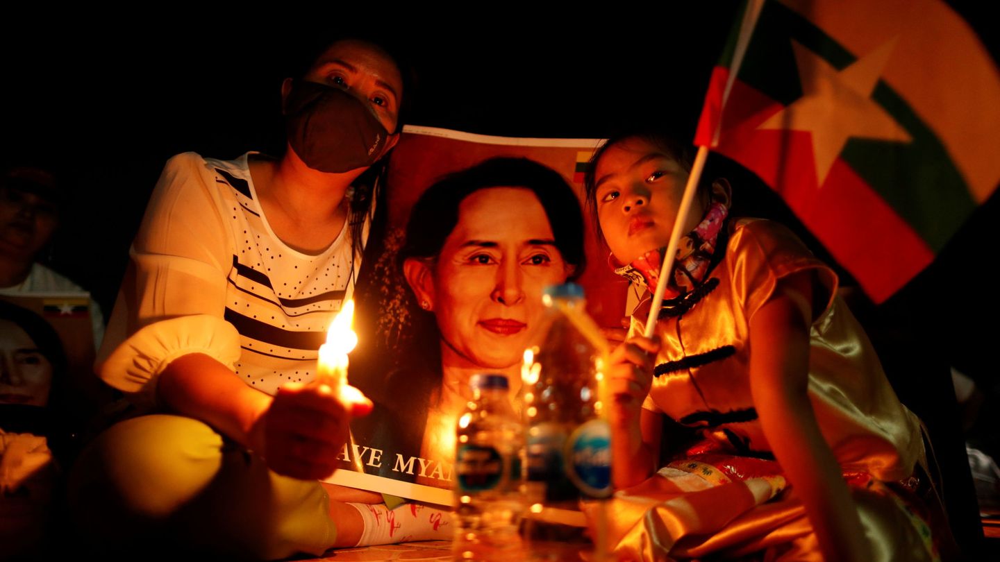 Migrantes birmanas realizan una vigilia en Bangkok, Tailandia, junto a una imagen de Aung San Suu Kyi. (Reuters)