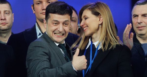 Foto: Vladímir Zelenski saluda durante su participación en un debate en el estadio Olímpico de Kiev, Ucrania. (EFE)