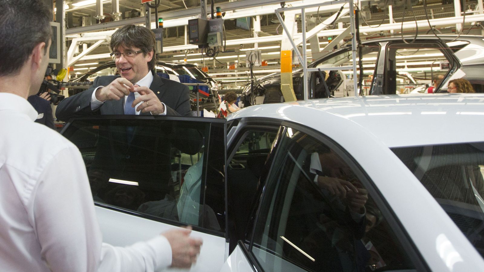 Foto: El 'expresident' de la Generalitat Carles Puigdemont, en una visita a la fábrica de Seat en Martorell. (EFE)