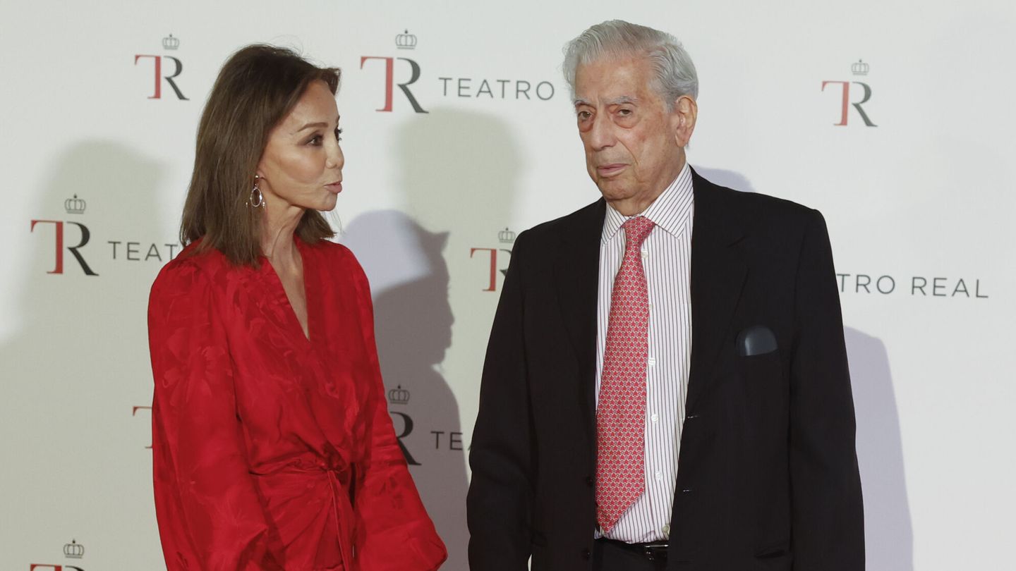 Mario Vargas Llosa e Isabel Preysler posan a su llegada al Teatro Real este otoño. (EFE/Juanjo Martín)