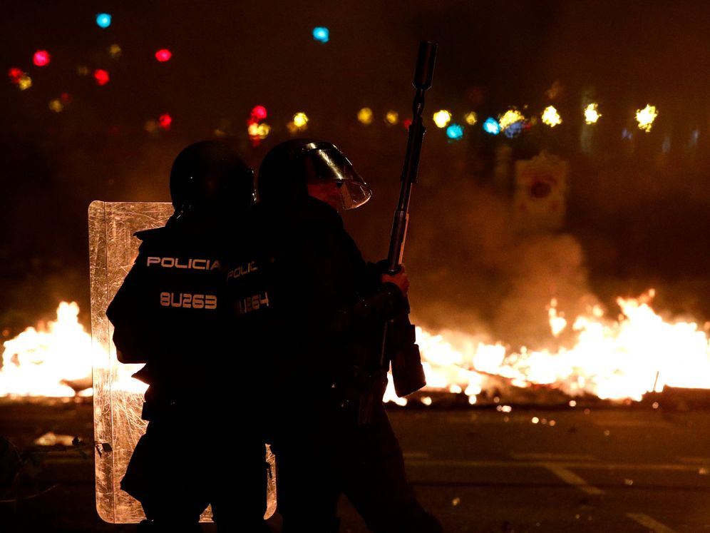 Foto: Policías frente a barricadas en la noche de este miércoles en Barcelona. (Reuters)