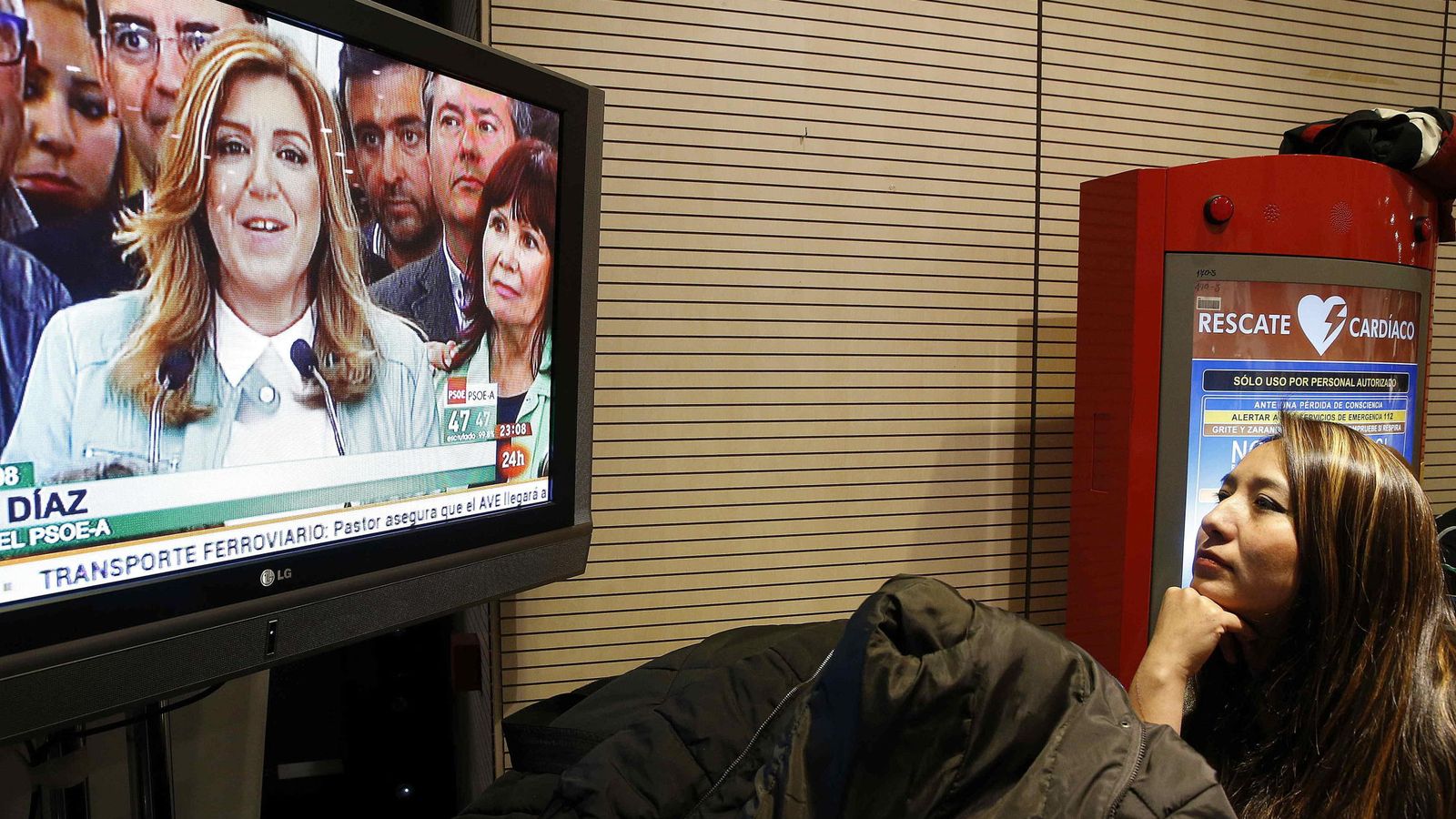 Foto: Una simpatizante del PSOE observa en la sede federal la comparecencia por televisión de Susana Díaz. (EFE)