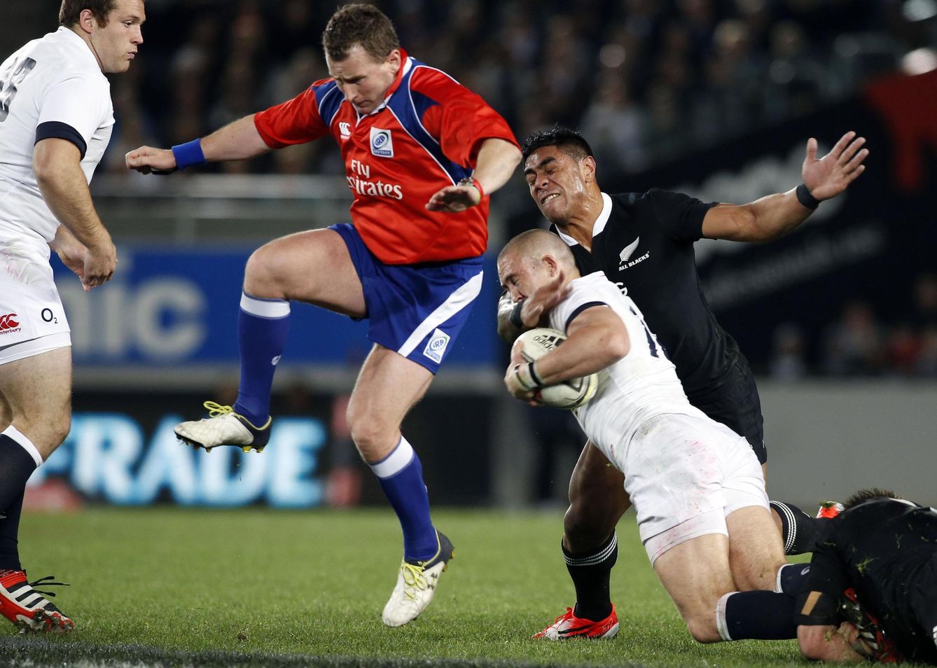 Owens trata de esquivar a los jugadores de Nueva Zelanda e Inglaterra (Reuters).