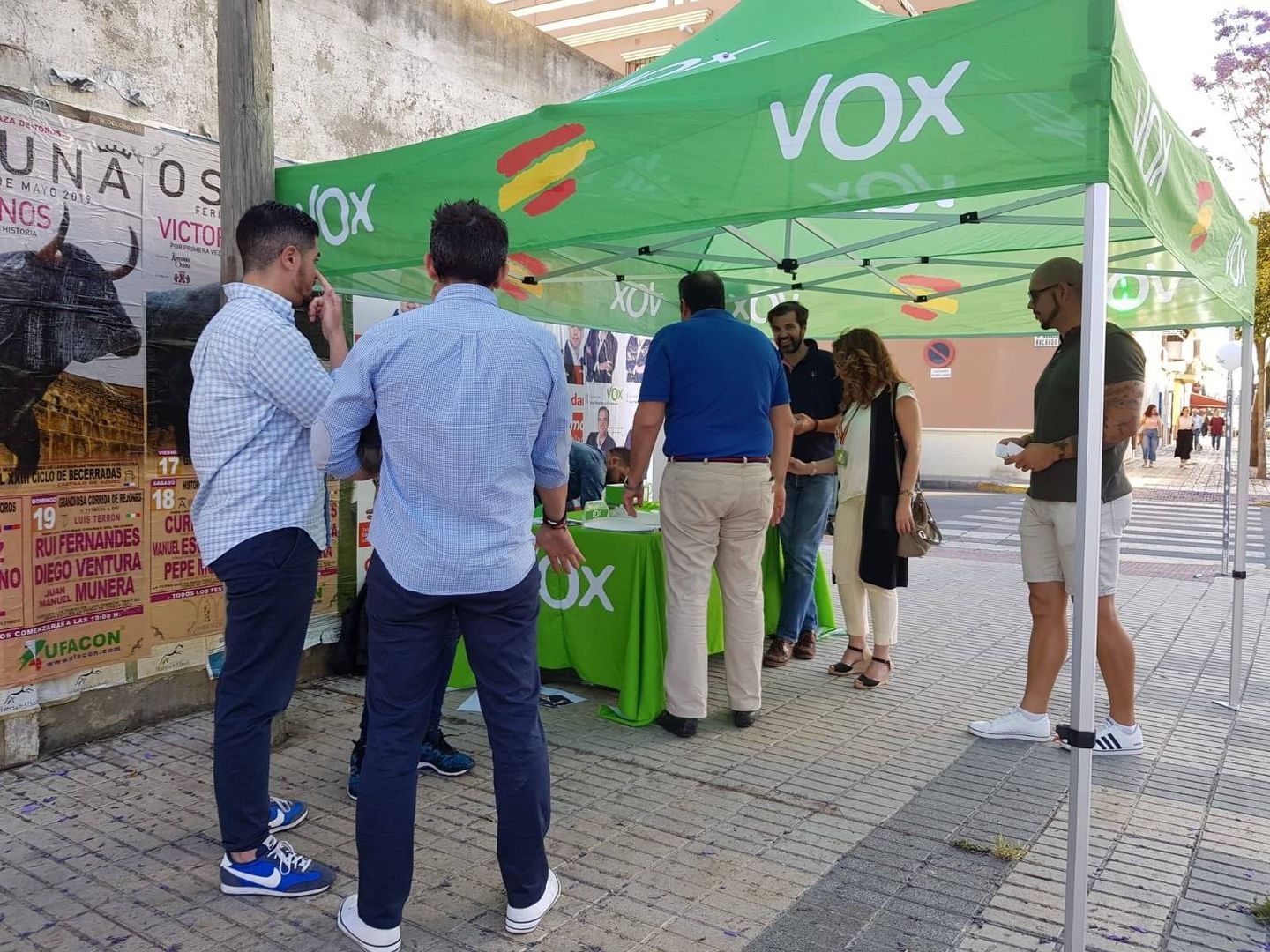 Puesto de información de Vox en Los Palacios. 