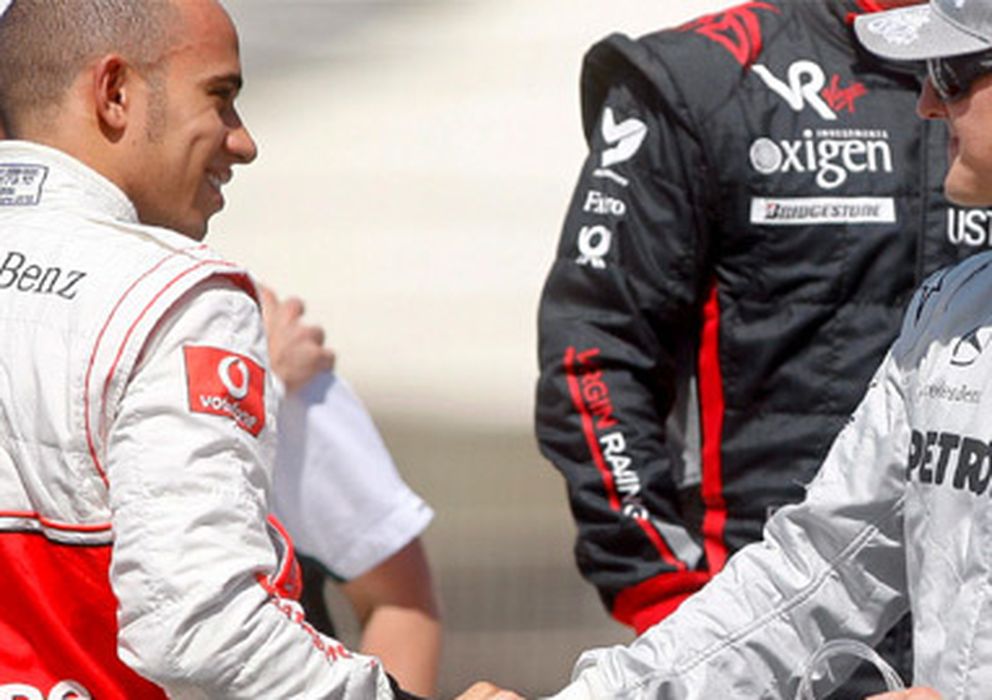 Foto: Fotografía de archivo de Lewis Hamilton saludando a Michael Schumacher. (EFE)