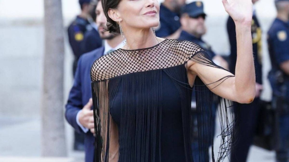 Dos años después, la reina Letizia y su vestido vuelven a viralizarse junto a esta imagen de Michelle Pfeiffer
