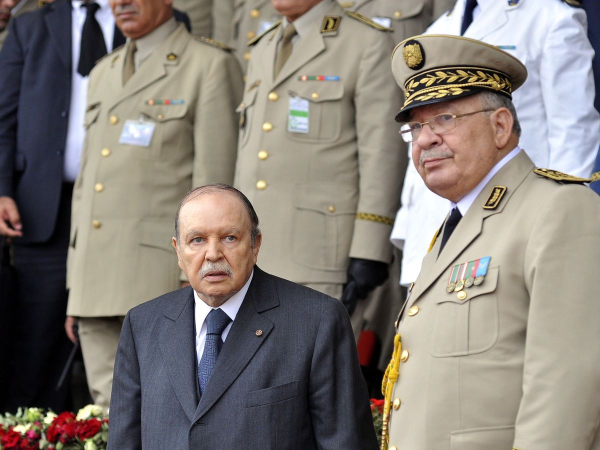 Foto: El presidente Abdelaziz Bouteflika en una imagen de archivo junto a Ahmed Gaid Salah en 2012. (Reuters)