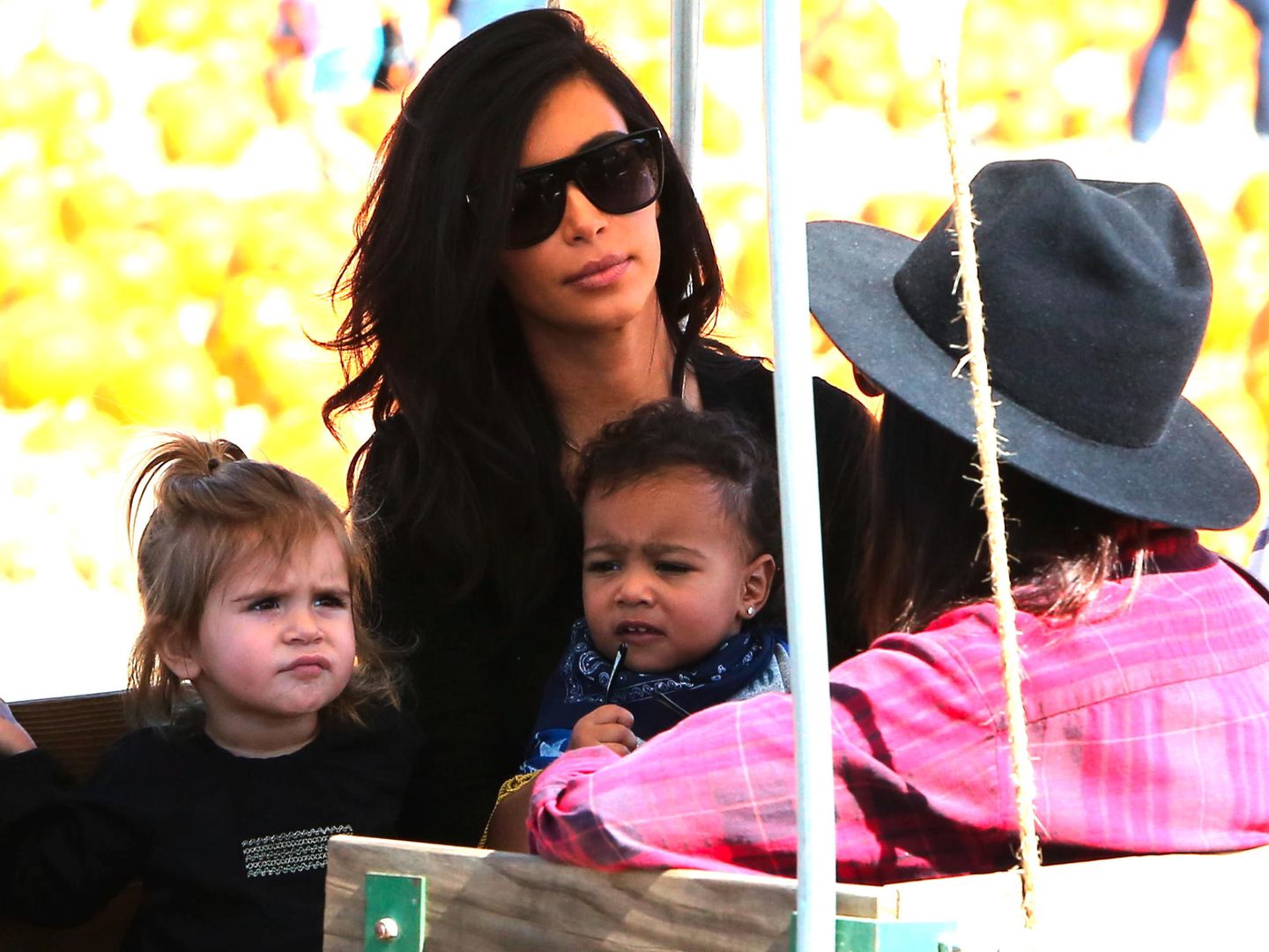 Kim Kardashian junto a sus hijos. (Gtres)