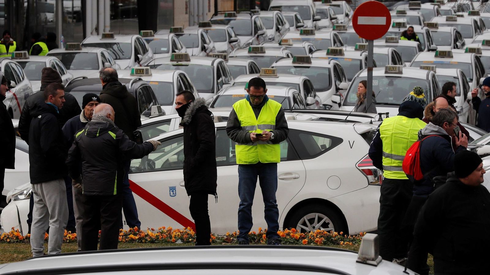 Foto: Concentración de taxistas en las inmediaciones del recinto ferial de Ifema, en Madrid. (EFE)