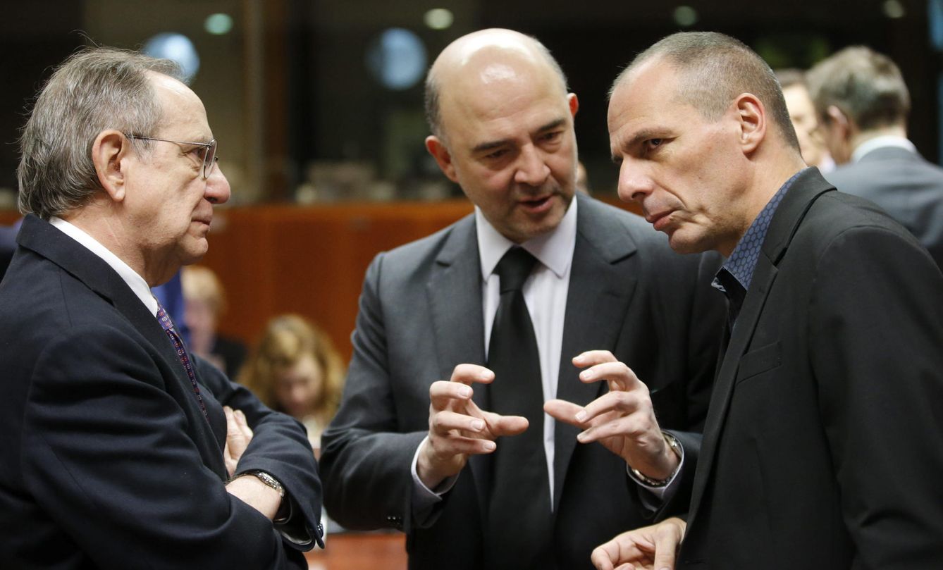 Foto: Pierre Moscovici (centro), conversa con el ministro griego de Finanzas, Yanis Varoufakis (dcha), y el ministro italiano de Finanzas, Pier Carlo Padoan. (EFE)