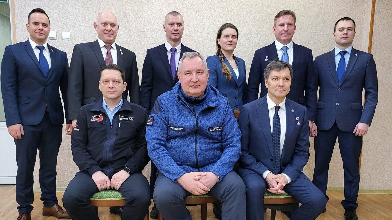 Foto: Dimitry Rogozin (en medio) con la tripulación principal y de reserva que saldrá hoy en la Soyuz MS-21. (Roscosmos) 