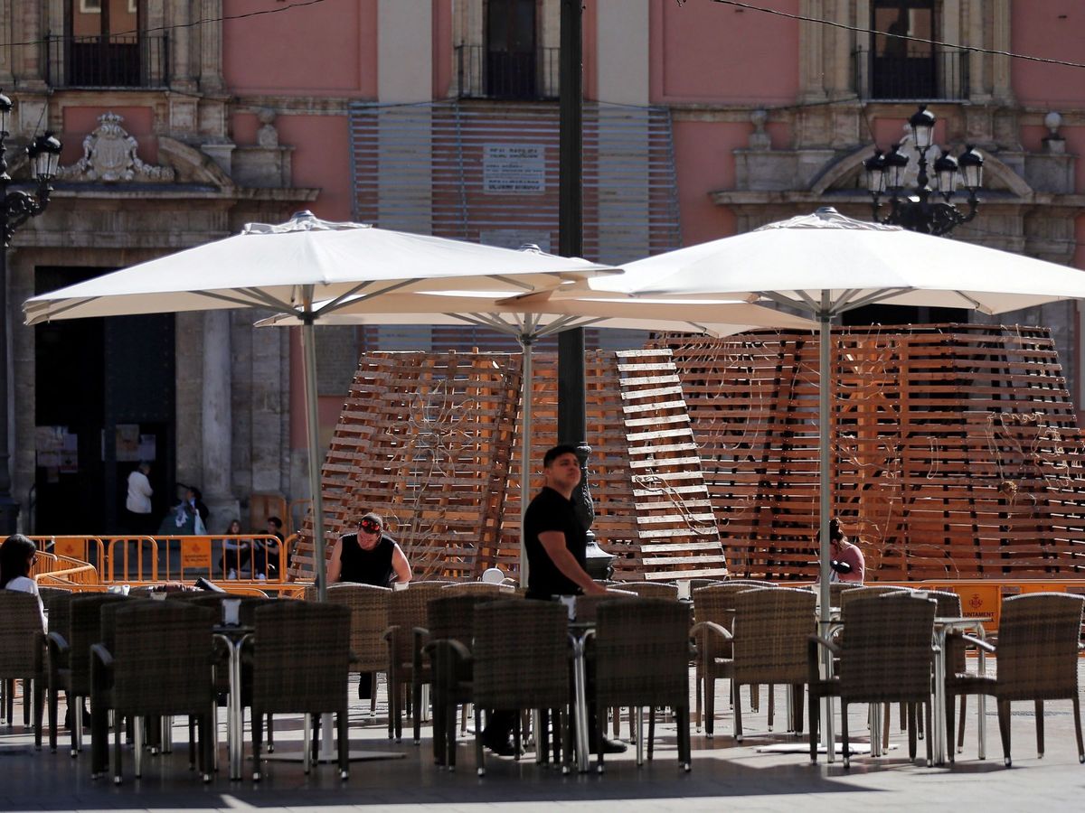 Foto: Una terraza vacía debido a la crisis del coronavirus en el centro de Valencia. (EFE)