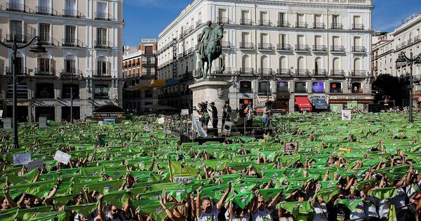 Foto: Concentración del PACMA en la madrileña Puerta del Sol para pedir que llegue el "fin de las injusticias contra los animales". (EFE)