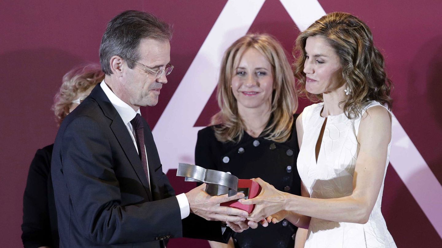 La reina Letizia, entregando los premios de 2016 junto a Ana Bujaldón. (EFE)