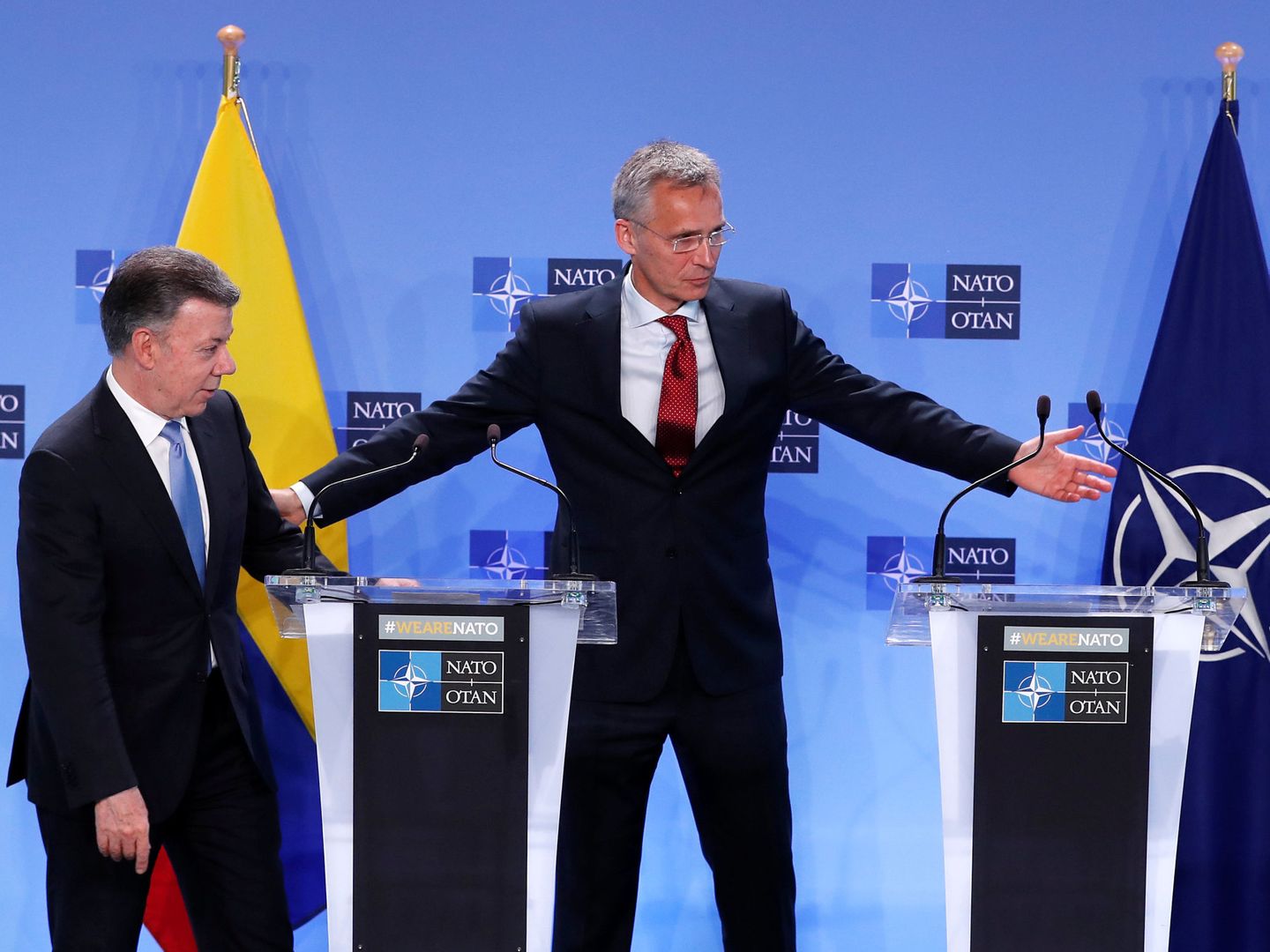 El Secretario General de la OTAN Jens Stoltenberg le cede el espacio al presidente colombiano Juan Manuel Santos, durante su visita a la sede de la organización en Bruselas para sellar la asociación, el 31 de mayo de 2018. (Reuters)