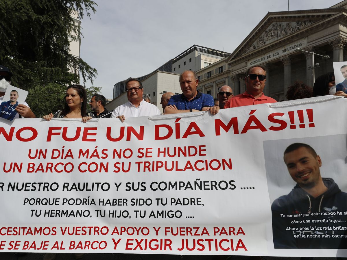 Foto: Protesta de los familiares de las víctimas del Pitanxo. (EFE/Luis Millán)