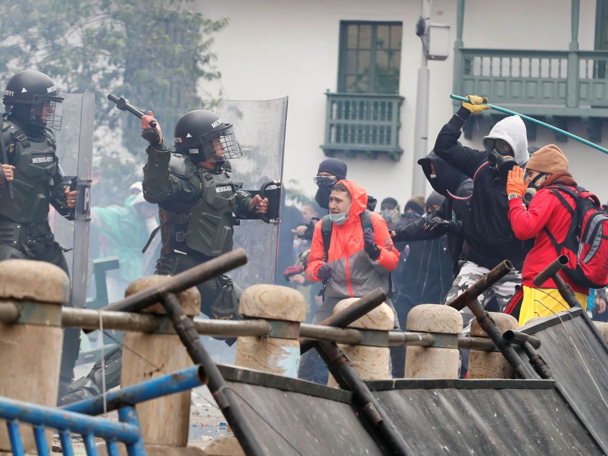 Foto: Manifestantes se enfrentan con agentes de policía durante una protesta el 28 de abril de 2021, en la Plaza de Bolívar de Bogotá. (EFE)