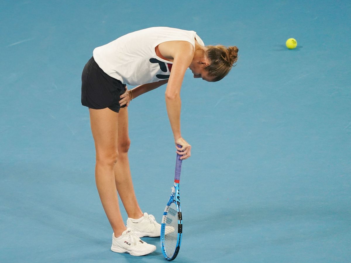 Foto: Karolina Pliskova, con dificultades para respirar durante un entrenamiento del Open de Australia. (EFE)