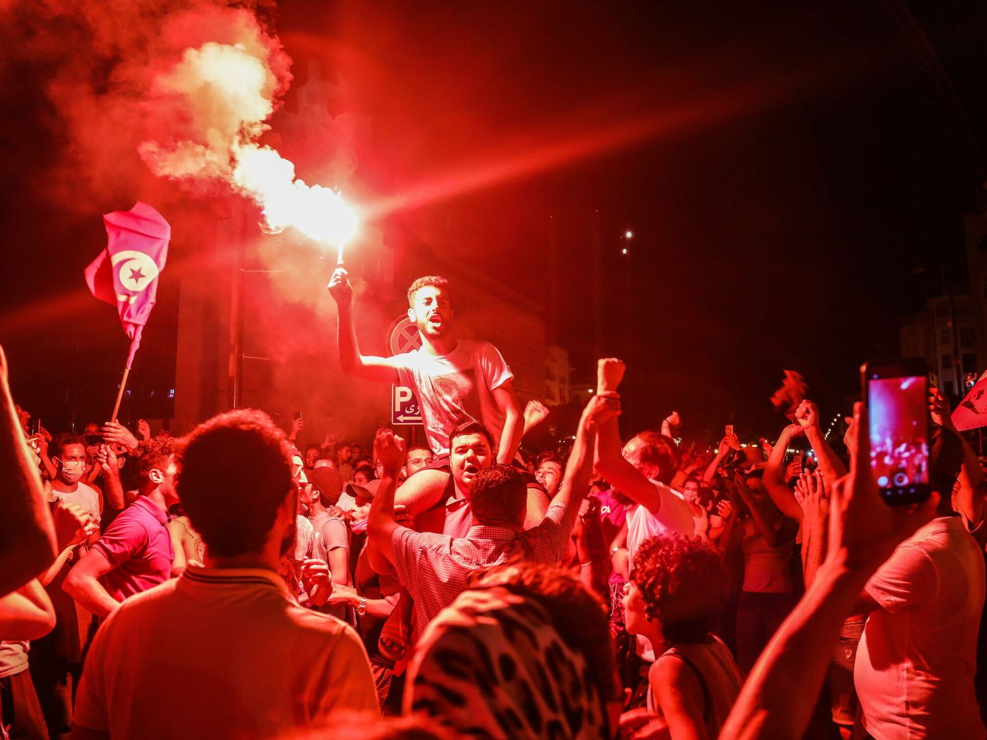 Tunecinos celebran el 'golpe de fuerza' de Kais Said en las calles de Túnez. (EFE)