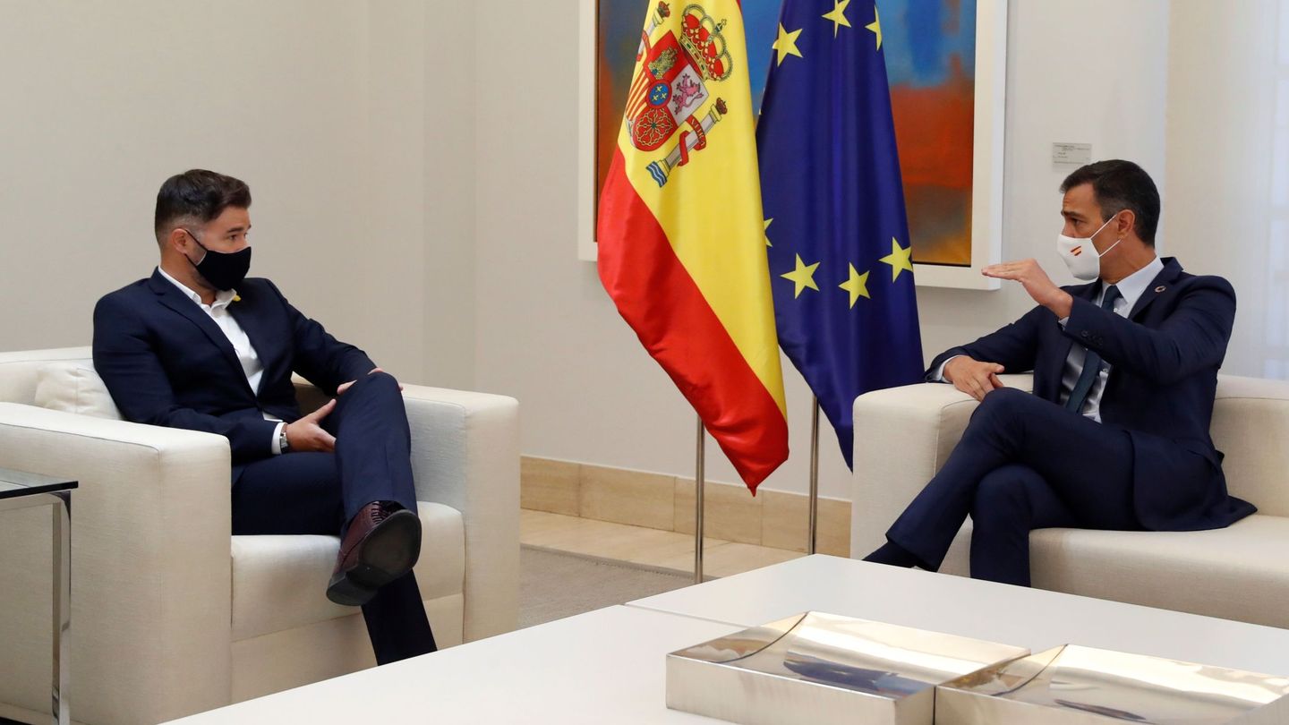 El presidente del Gobierno, Pedro Sánchez, durante su reunión con el portavoz de ERC, Gabriel Rufián. (EFE)