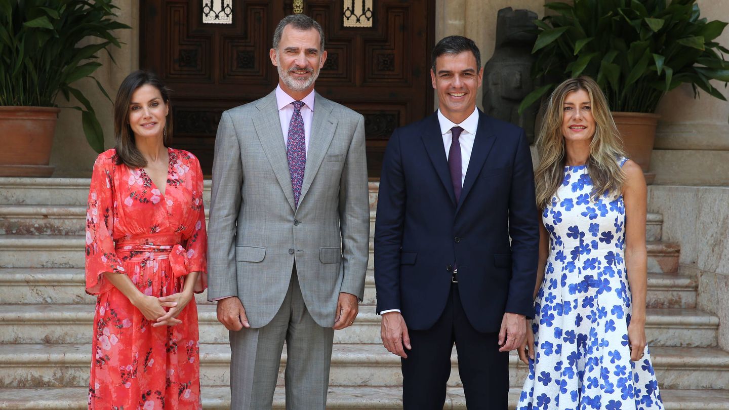 Los reyes, con Pedro Sánchez y Begoña Gómez a principios de agosto en Marivent. (Getty)