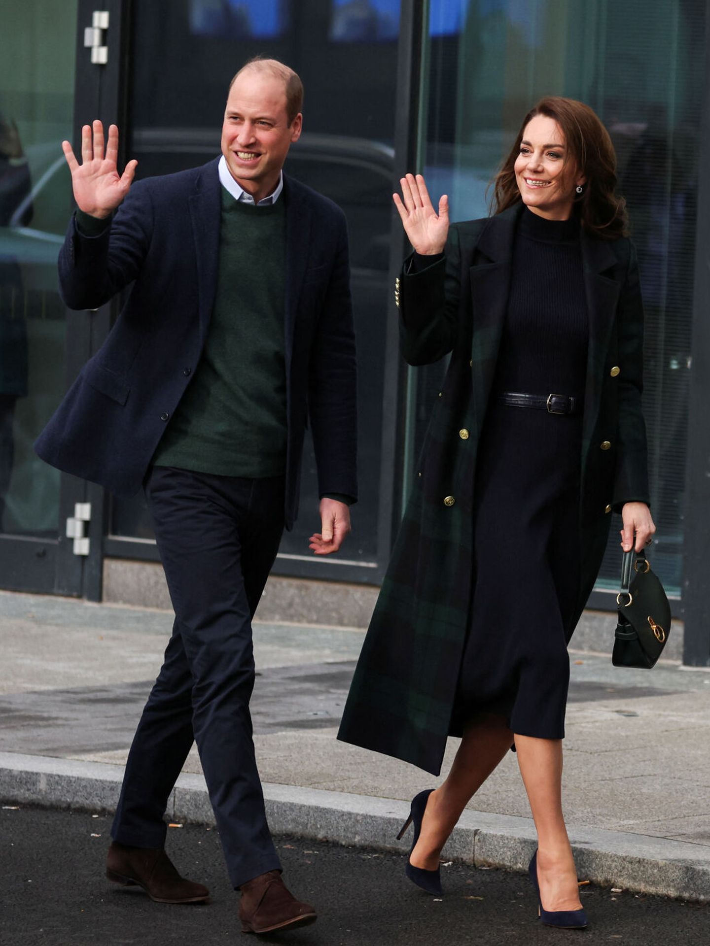 Los príncipes de Gales han reaparecido muy sonrientes y haciendo oídos sordos a la polémica de Harry. (Reuters/Phil Noble)