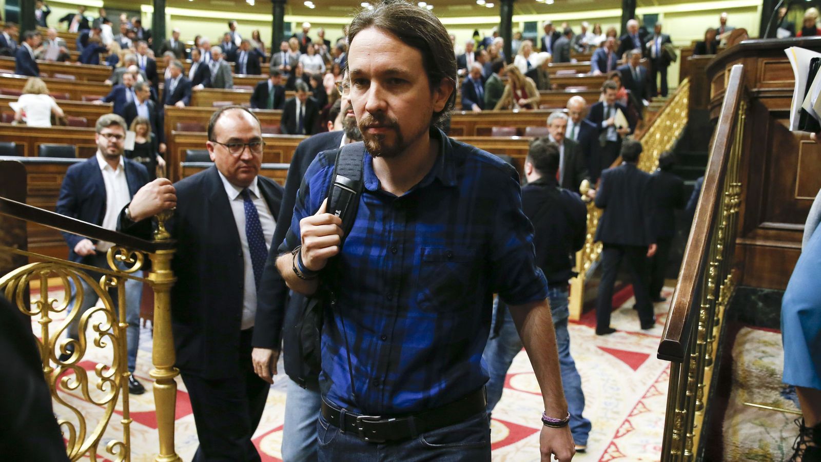 Foto: El líder de Unidos Podemos, Pablo Iglesias, abandona el hemiciclo. (EFE)