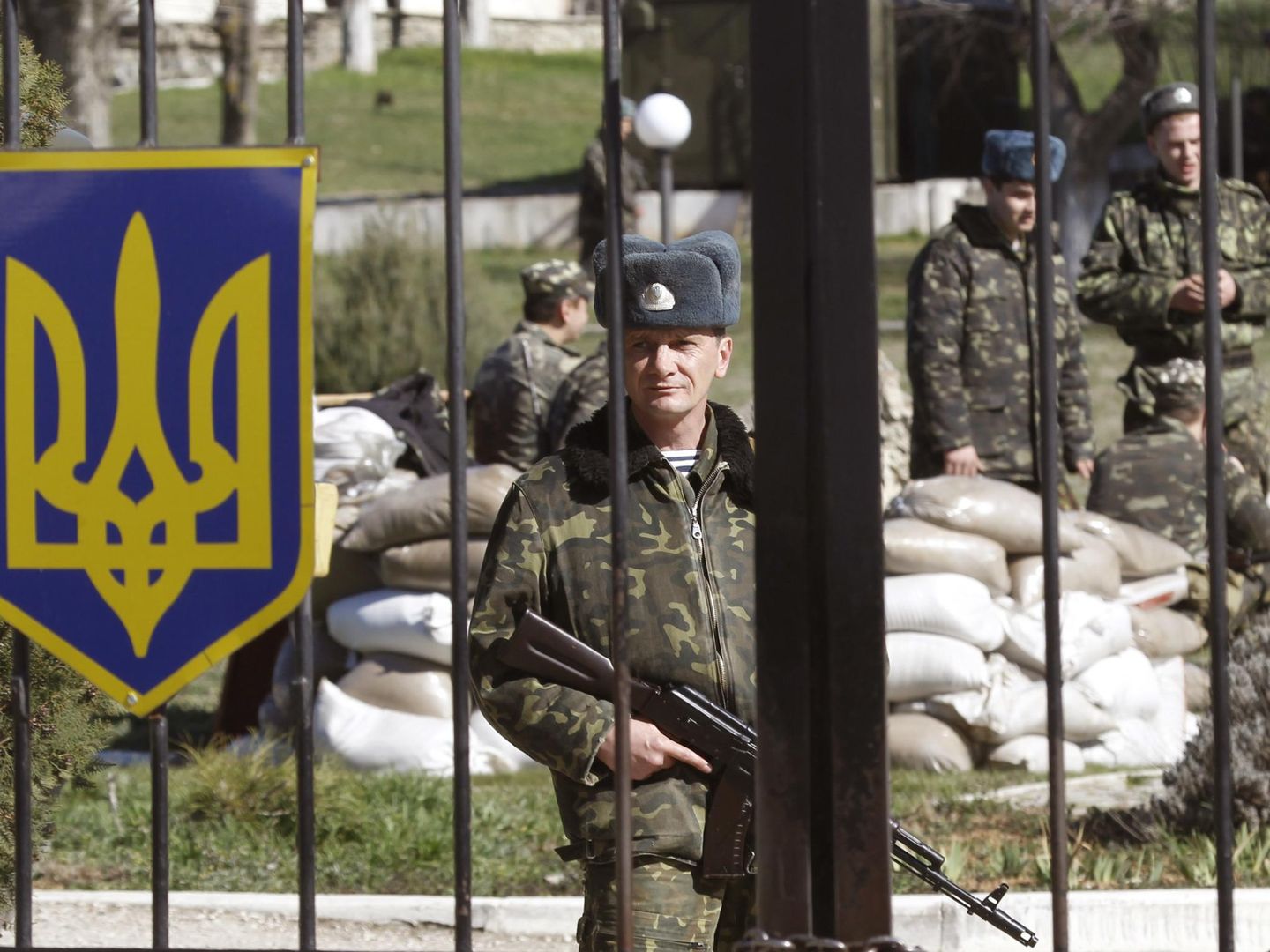 Soldados ucranianos protegen un cuartel rodeado en Lyubimovka, Crimea (Reuters).