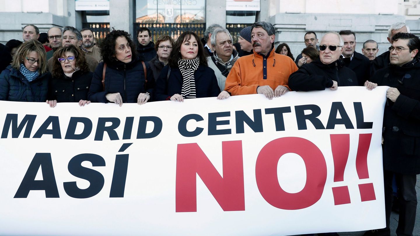 Concentración convocada por la Plataforma de Afectados por Madrid Central frente al Palacio de Cibeles. (EFE)
