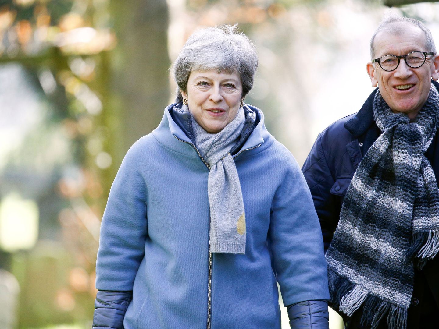 Theresa May asiste a la iglesia con su marido este domingo en High Wycombe, Inglaterra. (Reuters)