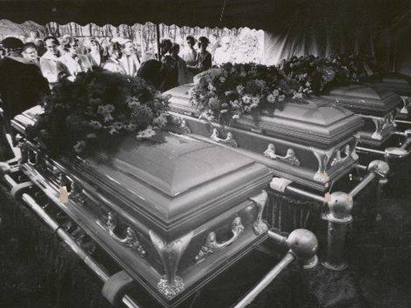Imágenes de los ataúdes de la familia Clutter en su funeral. (Garden City Police Department)