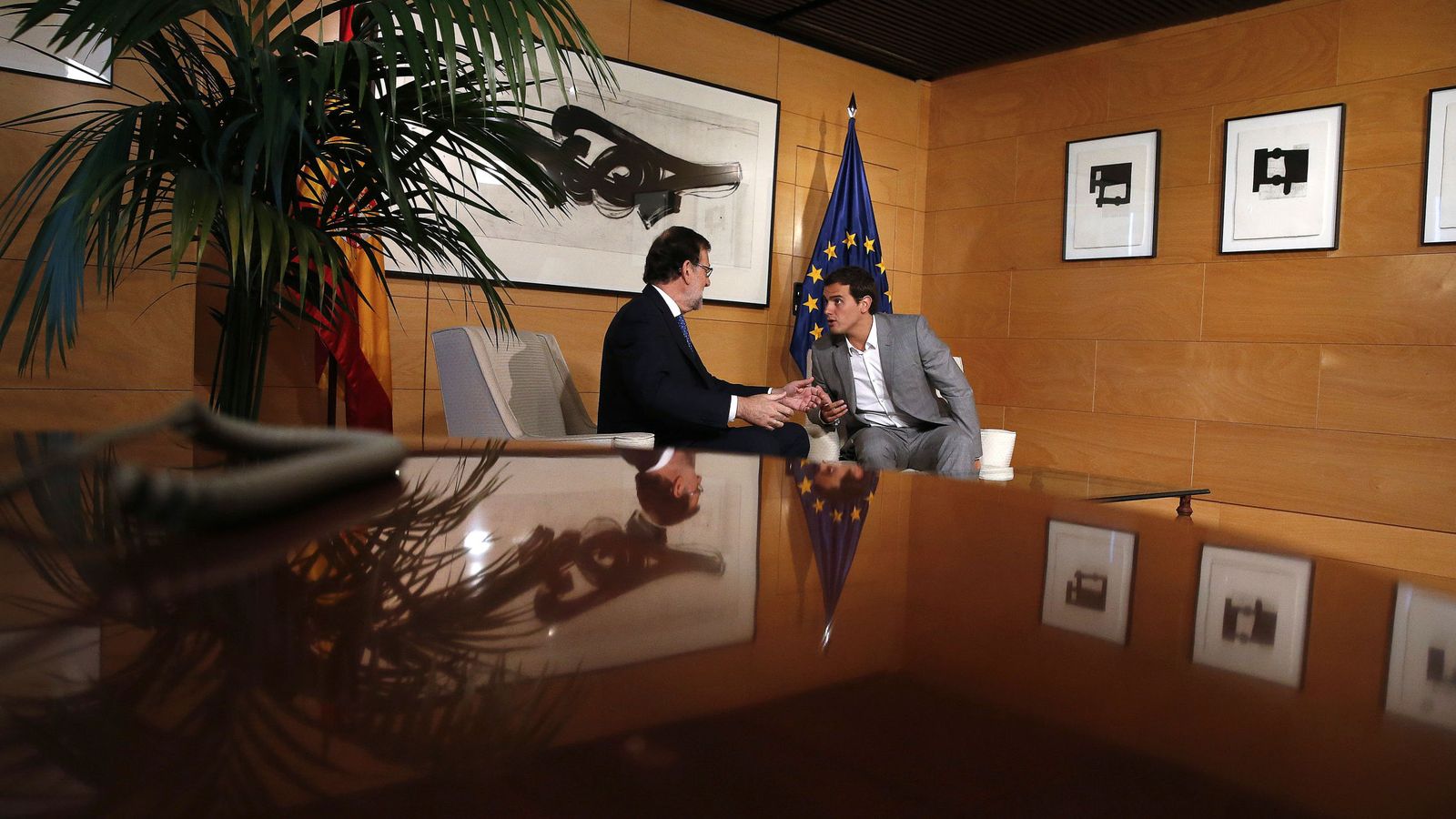 Foto: El presidente del Gobierno en funciones, Mariano Rajoy (i), y el líder de Ciudadanos, Albert Rivera, durante la reunión que ambos han mantenido hoy en el Congreso. (EFE)